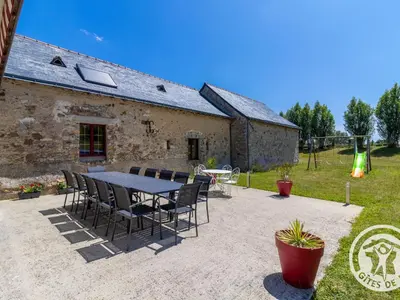 Jardin de l'établissement Gîte familial avec piscine privée, proche d'Angers et du Zoo de La Flèche - FR-1-622-65