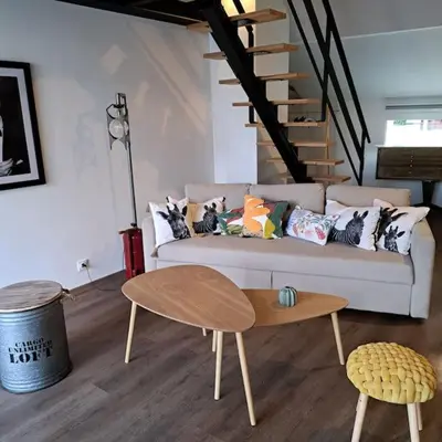Coin salon dans l'établissement L'Atelier Gîte-Loft 6/8 pers
