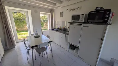 Cuisine ou kitchenette dans l'établissement La dépendance, petite maison au calme 1Chambre