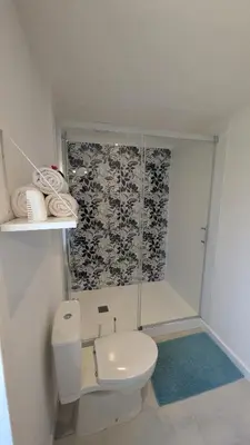 Salle de bains dans l'établissement La dépendance, petite maison au calme 1Chambre