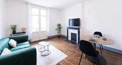 Télévision ou salle de divertissement dans l'établissement Appartement tout confort hyper centre, proche gare avec balcon