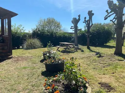 Jardin de l'établissement Jolie tour du 13ème siècle