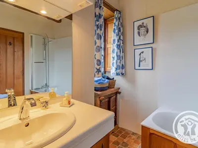 Salle de bains dans l'établissement Évasion Romantique au Prieuré avec Jardin en Anjou, Petit-Déjeuner Inclus - FR-1-622-63