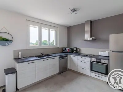 Cuisine ou kitchenette dans l'établissement Gîte rénové 2023 avec terrasse, proche Zoo de La Flèche, idéal motards, 6 pers, wifi, parking sécurisé - FR-1-622-60