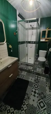Salle de bains dans l'établissement Chambre indépendante piscine en saison petit déjeuner inclus
