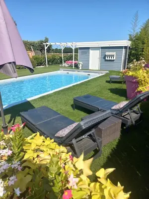 Piscine de l'établissement Chambre indépendante piscine en saison petit déjeuner inclus ou située à proximité