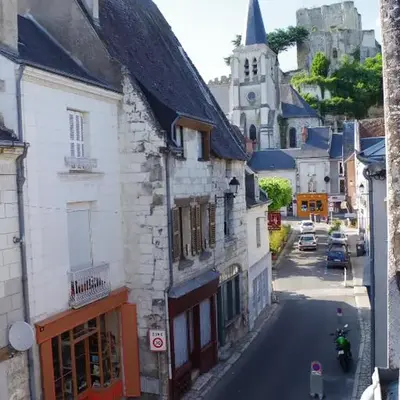 Au pied du donjon