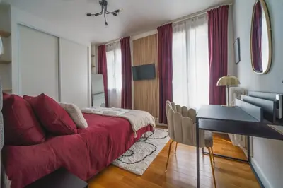 Télévision ou salle de divertissement dans l'établissement Le Balcon des Arts - PrestiPlace Collection