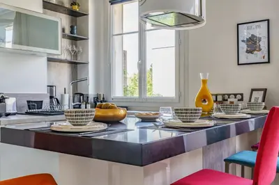 Cuisine ou kitchenette dans l'établissement Le Balcon des Arts - PrestiPlace Collection