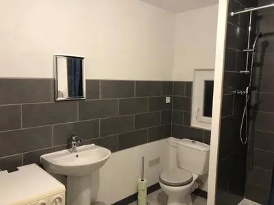 Salle de bains dans l'établissement (B-2) bourgueil Studio N•2