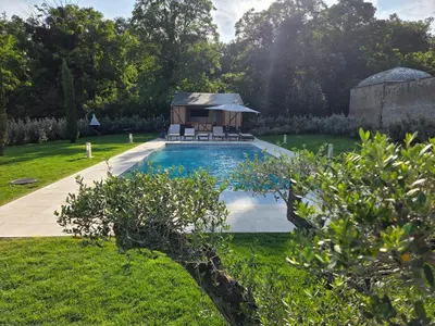 Piscine de l'établissement Logement au clos des Fuselières. ou située à proximité