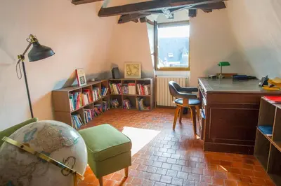 Bibliothèque dans l'appartement