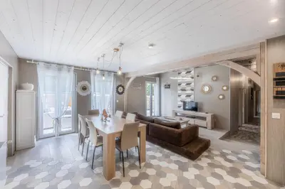 Coin salon dans l'établissement La Maison du Bois Brûlé 3 - Avec piscine partagée