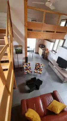 Coin salon dans l'établissement Maison à l'Orée des bois
