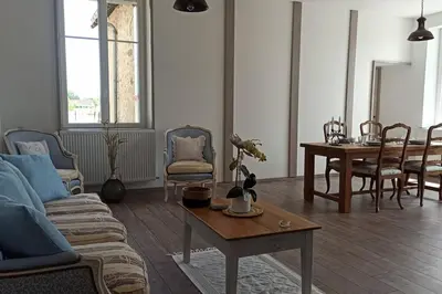 Coin salon dans l'établissement Gîte à la campagne -maison individuelle -Piscine