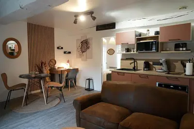Cuisine ou kitchenette dans l'établissement Le Joli’Mans, appartement refait à neuf, entièrement équipé, pour 2 personnes, proche quartier historique et centre