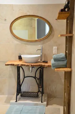 Salle de bains dans l'établissement Chambre Gargantua Le dolmen