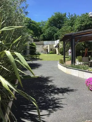 Jardin de l'établissement Chambre Gargantua Le dolmen