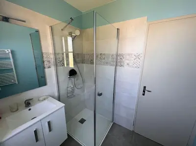 Salle de bains dans l'établissement Le Gîte des Marronniers - location 3* avec piscine
