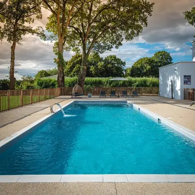 Piscine de l'établissement Domaine de Roiffé ou située à proximité