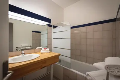 Salle de bains dans l'établissement Domaine de Roiffé