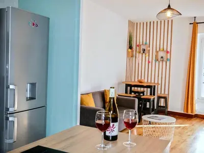 Cuisine ou kitchenette dans l'établissement Nicolas en Vienne - Cosy, Confortable, Tout équipé