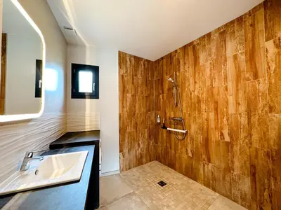Salle de bains dans l'établissement Gites-domainedupin, cottage Bain Nordique PRIVÉ