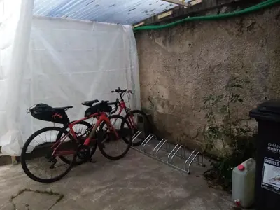 Vélo sur le terrain de l'établissement L'Appart' Abri vélos - Bikes shelter ou dans les environs