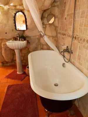 Salle de bains dans l'établissement Les troglos de Cumeray
