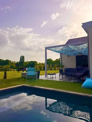 Piscine de l'établissement Maison au calme ou située à proximité