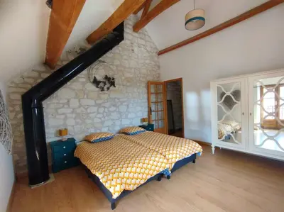 Un ou plusieurs lits dans un hébergement de l'établissement Jolie maison au calme