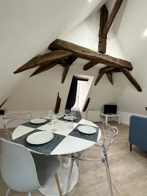 Coin salon dans l'établissement Appartement atypique et chaleureux - 1 chambre