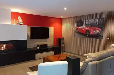 Télévision ou salle de divertissement dans l'établissement chambre d'hote dans villa avec piscine