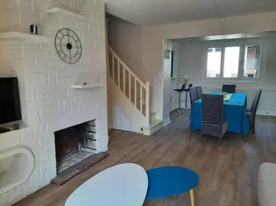 Coin salon dans l'établissement Maison centre Connerré - Proche 24h - 11 pers - 4 chambres