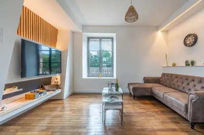 Télévision ou salle de divertissement dans l'établissement Duplex et Studio Saint Martin Le Beau