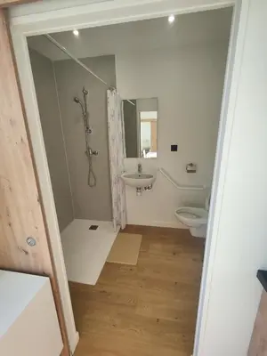 Salle de bains dans l'établissement Domaine du Moulin Neuf aux portes de Beauval