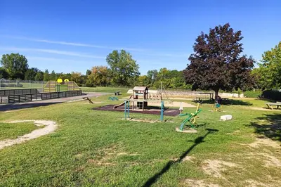 Aire de jeux pour enfants de l'établissement Gîte du petit ruisseau 6,5km du zoo