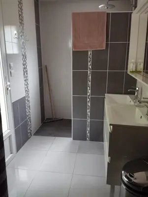 Salle de bains dans l'établissement Familly 3 se trouve a 10 min du circuit des 24 h du mans 1 H 30 du péage saint Arnoult 15 min du pôle européen du cheval a savignee l'évêque