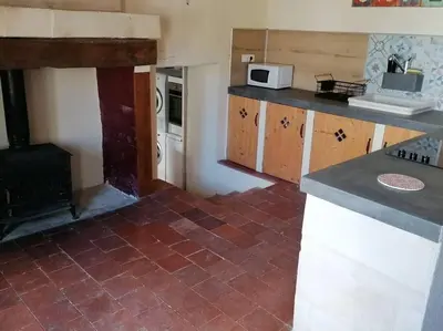 Cuisine ou kitchenette dans l'établissement CHEZ LOLO Maison chaleureuse avec cheminée
