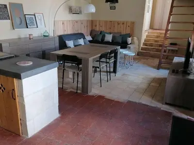 Cuisine ou kitchenette dans l'établissement CHEZ LOLO Maison chaleureuse avec cheminée