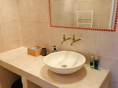 Salle de bains dans l'établissement CHEZ LOLO Maison chaleureuse avec cheminée