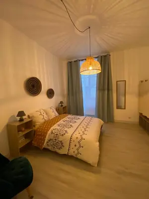 Un ou plusieurs lits dans un hébergement de l'établissement Appartement Cosy avec vue sur le château