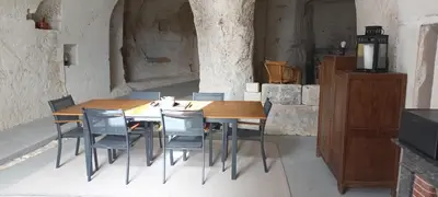 Coin salon dans l'établissement La troglo aux oiseaux