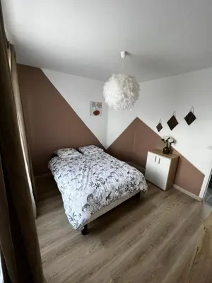 Un ou plusieurs lits dans un hébergement de l'établissement Appartement 4 personnes proche d’un Circuit 24h du Mans
