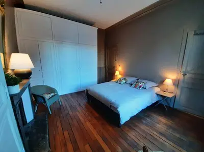 Un ou plusieurs lits dans un hébergement de l'établissement Tours - Grand appartement - centre ville parking gratuit