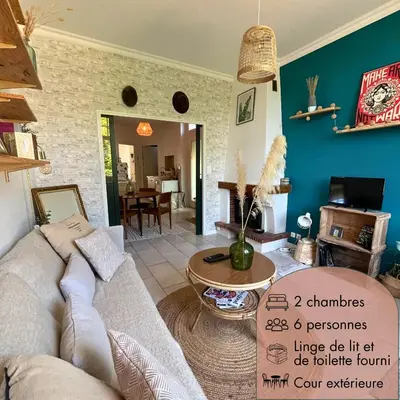 Coin salon dans l'établissement Le duo des Garennes - Entre confort & indépendance - Cour extérieure en centre ville de Blois