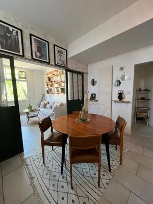 Coin salon dans l'établissement Le duo des Garennes - Entre confort & indépendance - Cour extérieure en centre ville de Blois