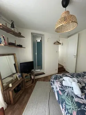 Télévision ou salle de divertissement dans l'établissement Le duo des Garennes - Entre confort & indépendance - Cour extérieure en centre ville de Blois