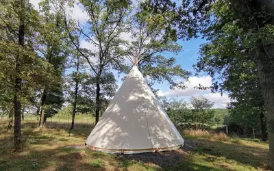 Paysage naturel près de la tente de luxe