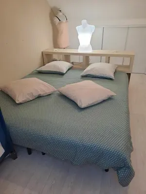 Un ou plusieurs lits dans un hébergement de l'établissement Chambre aux portes du circuit
